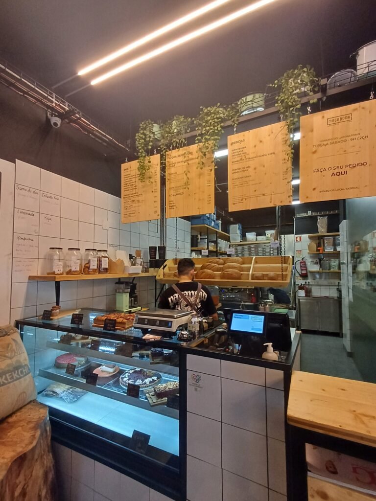 Laboratório Vivo at Maçaroca, where customers can enjoy organic, vegan meals made with ingredients from the grocery store