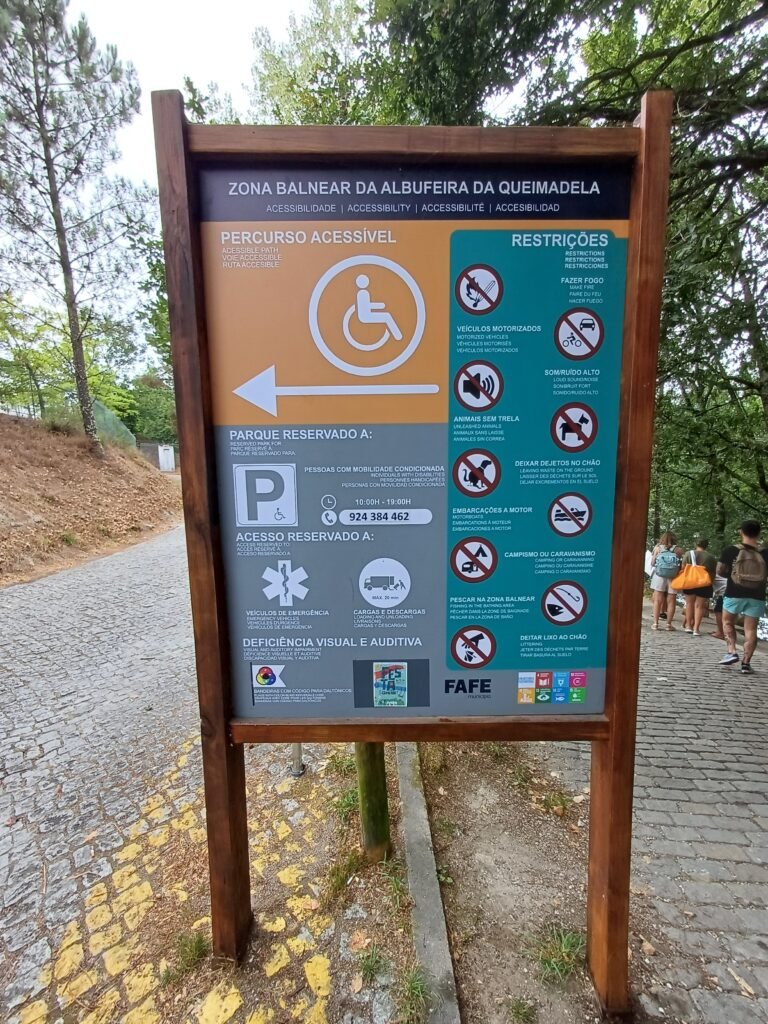 Sign at Barragem da Queimadela showing accessibility features, including wheelchair-friendly routes.