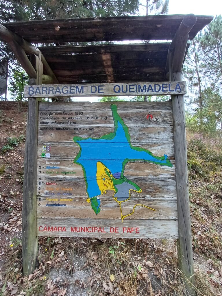 Sign displaying a detailed map of Barragem da Queimadela.